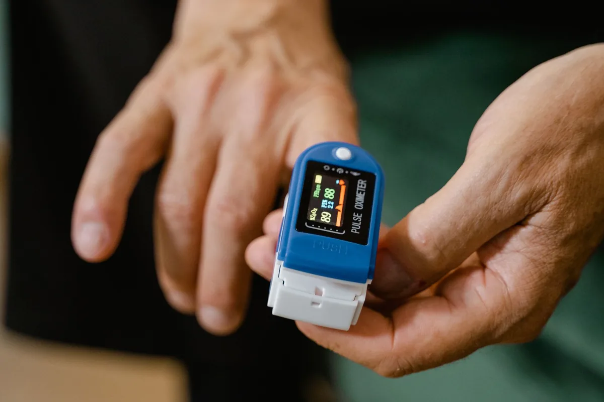 Pulse Oximeter Accuracy on Dark Skin Tones: Evidence vs. Reality — Why Your Oxygen Reading May Overestimate