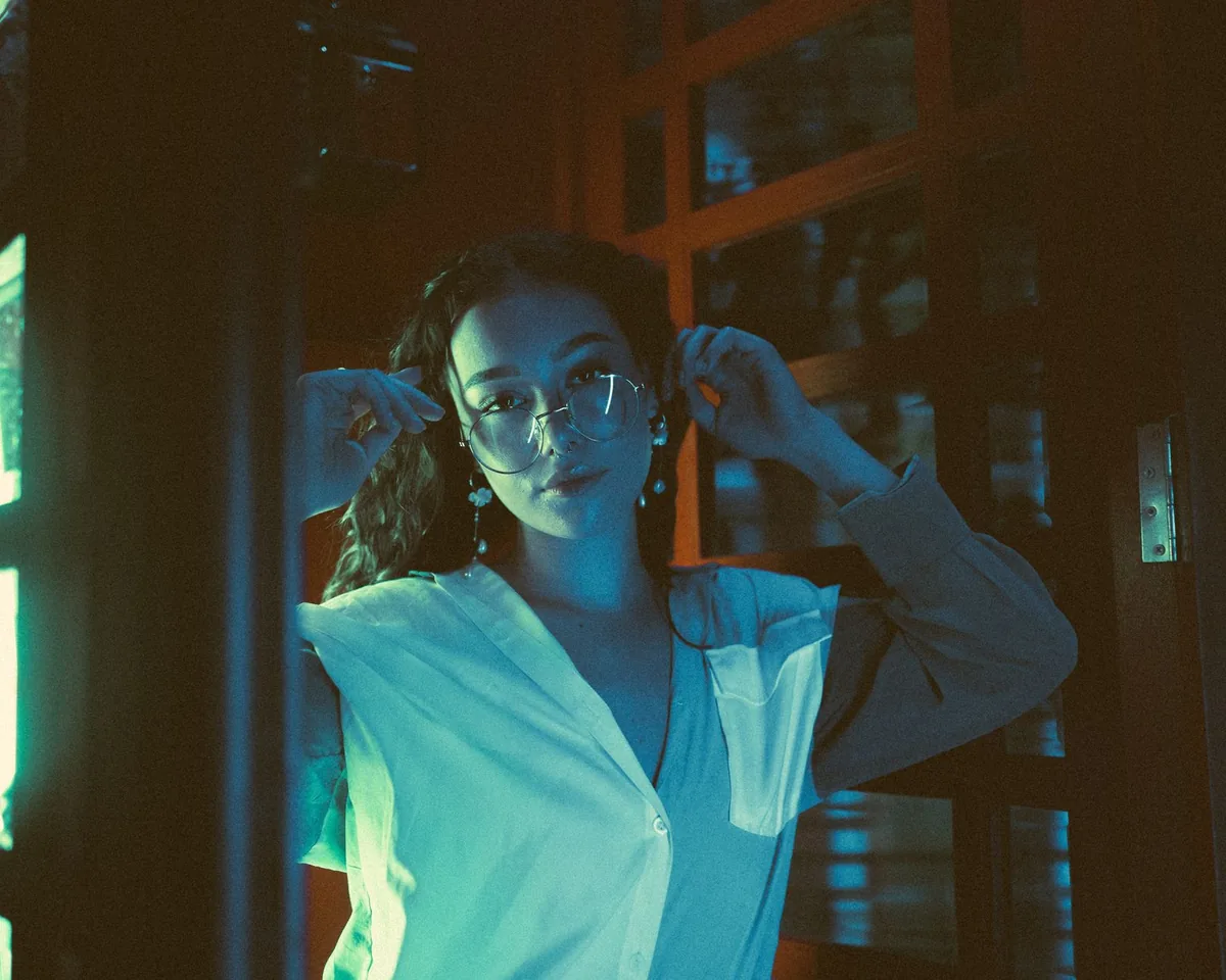 How to Do a Blue Light Glasses vs Night Shift Mode Comparison Without Losing Sleep