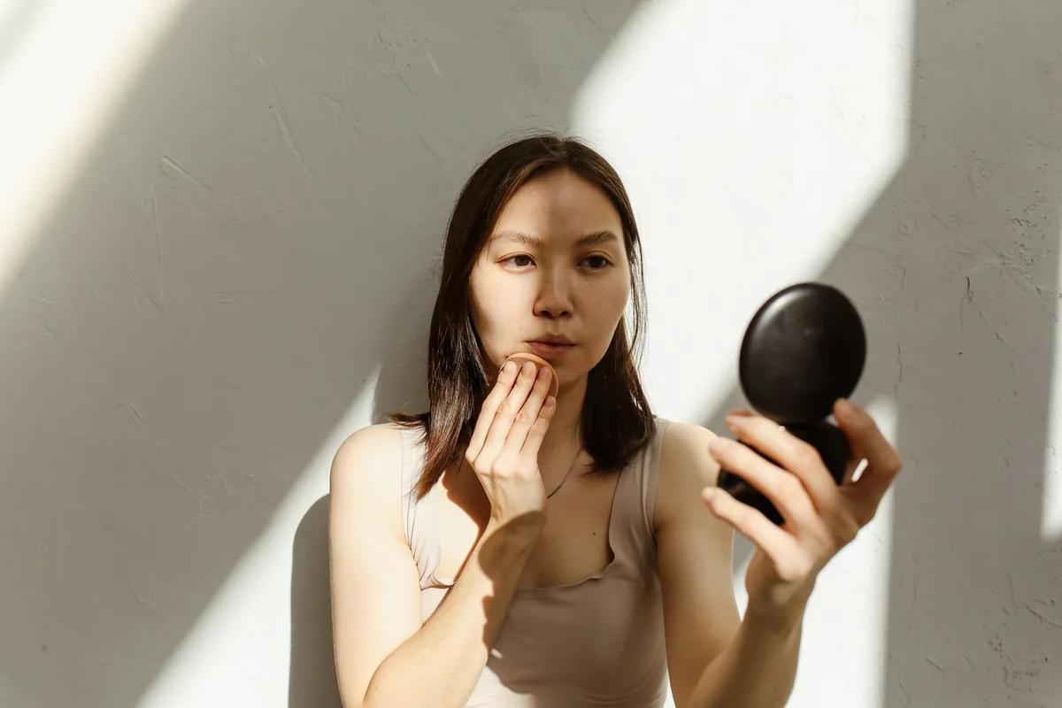 7 Dermatologist-Backed Tips for Reapplying Sunscreen Over Makeup